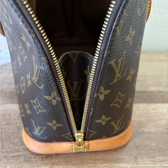 Louis Vuitton Monogram Alma - Picture 13 of 17